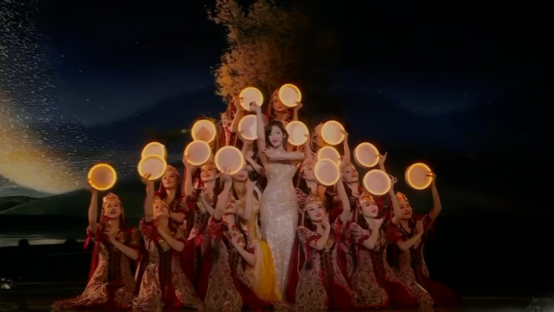 Une chanson folklorique classique du Xinjiang remixée de manière moderne au gala de CMG video poster