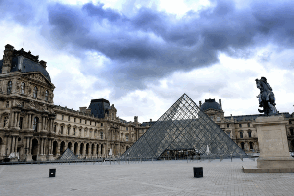 Le Louvre rouvre après le vol des joyaux de la couronne Le Louvre rouvre après le vol des joyaux de la couronne video poster