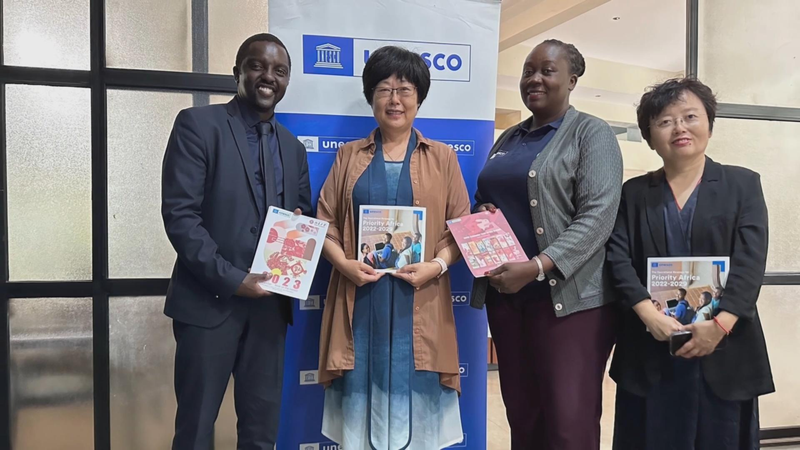 L’UNESCO et l’Université de Pékin lancent le guide de santé ‘Ai Xiaoya’ pour les jeunes filles africaines L'UNESCO et l'Université de Pékin lancent le guide de santé 'Ai Xiaoya' pour les jeunes filles africaines video poster