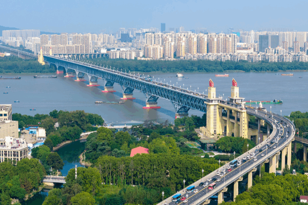 Vue de première ligne : Le pont de Nanjing sur le fleuve Yangtze, merveille à deux étages Vue de première ligne : Le pont de Nanjing sur le fleuve Yangtze, merveille à deux étages video poster