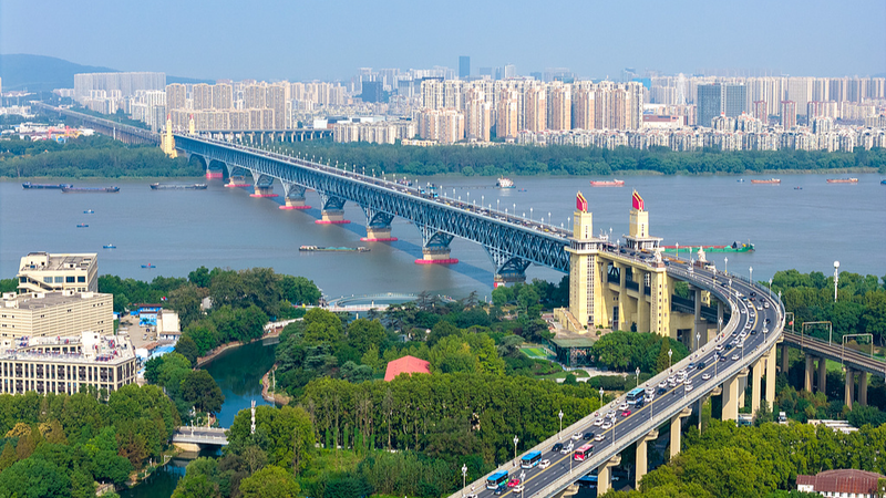 Vue de première ligne : Le pont de Nanjing sur le fleuve Yangtze, merveille à deux étages video poster