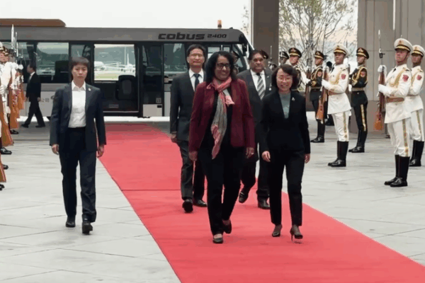 Le Premier ministre du Sri Lanka arrive à Pékin pour la Réunion mondiale des femmes leaders Le Premier ministre du Sri Lanka arrive à Pékin pour la Réunion mondiale des femmes leaders video poster