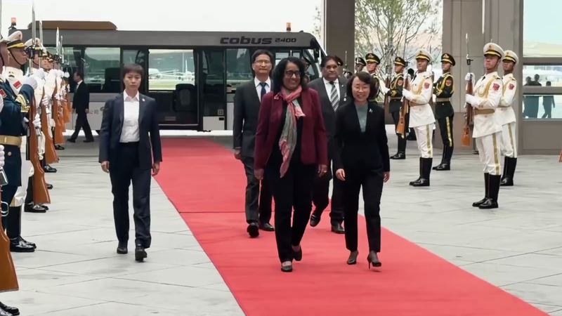 Le Premier ministre du Sri Lanka arrive à Pékin pour la Réunion mondiale des femmes leaders video poster