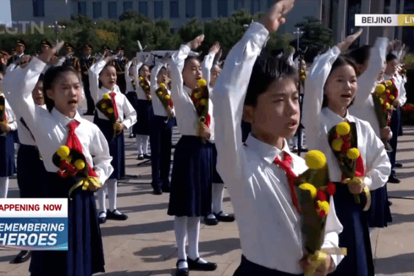 Les jeunes voix de Pékin honorent les héros lors de la Journée des martyrs Les jeunes voix de Pékin honorent les héros lors de la Journée des martyrs video poster