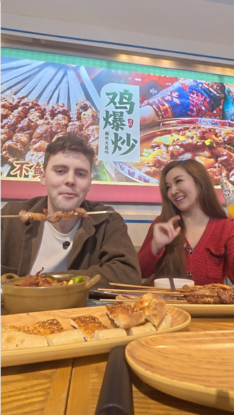 Saveurs du Xinjiang : une immersion américaine dans la cuisine ouïghoure Saveurs du Xinjiang : une immersion américaine dans la cuisine ouïghoure video poster