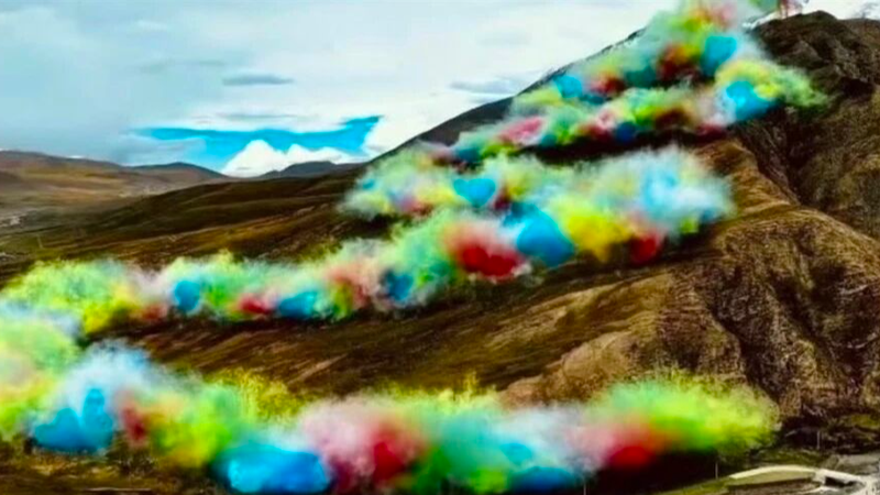 Les feux d'artifice himalayens suscitent la responsabilité du sponsor, du designer et des officiels
