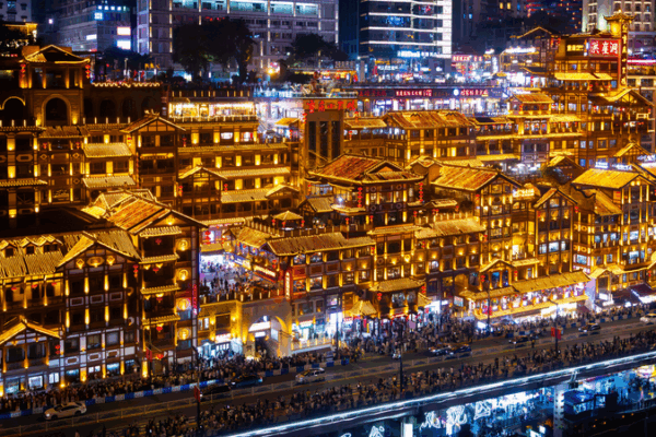 Les lumières nocturnes de Hongyadong déclenchent une frénésie touristique à Chongqing Les lumières nocturnes de Hongyadong déclenchent une frénésie touristique à Chongqing