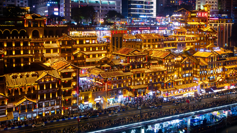 Les lumières nocturnes de Hongyadong déclenchent une frénésie touristique à Chongqing