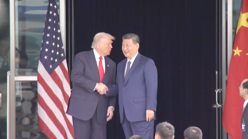 Xi Jinping et Donald Trump scellent la réunion de Busan avec une poignée de main chaleureuse video poster