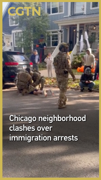 Gaz lacrymogène et tensions dans le quartier Old Irving Park de Chicago à propos des raids sur l'immigration video poster