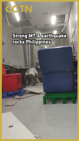 Tremblement de terre de magnitude 7,4 au large de Mindanao entraîne une alerte au tsunami video poster