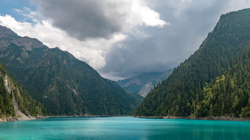 Le Lac Long de Jiuzhaigou : Le ‘Miroir Bleu Allongé’ Le Lac Long de Jiuzhaigou : Le 'Miroir Bleu Allongé' video poster