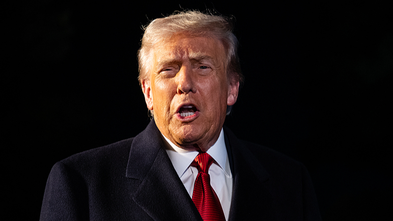 Trump menace des tarifs supplémentaires de 10 % sur le Canada
