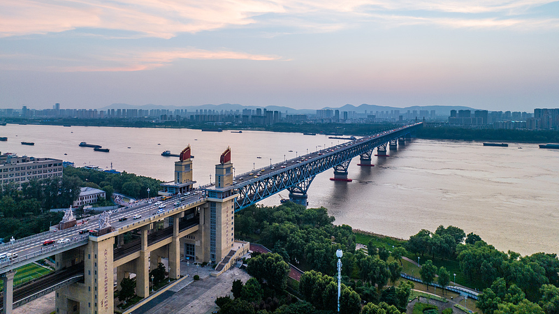 Le pont emblématique de Nanjing sur le Yangtsé : Un témoignage d’autonomie Le pont emblématique de Nanjing sur le Yangtsé : Un témoignage d'autonomie video poster