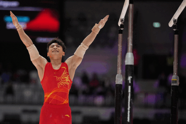 Zou et Zhang propulsent la course dorée de la Chine aux Championnats du monde de gymnastique Zou et Zhang propulsent la course dorée de la Chine aux Championnats du monde de gymnastique