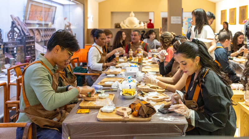 Les jeunes plongent dans la fabrication de gâteaux de lune lors de l’atelier du Festival de mi-automne à Pékin Les jeunes plongent dans la fabrication de gâteaux de lune lors de l'atelier du Festival de mi-automne à Pékin