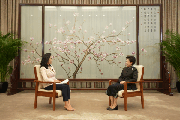 Huang sur quatre réalisations sans précédent dans le développement des femmes Huang sur quatre réalisations sans précédent dans le développement des femmes video poster