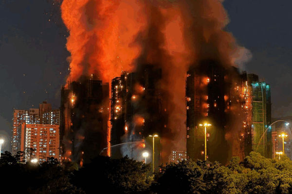 14 tués alors qu'un incendie massif ravage une zone résidentielle de Tai Po