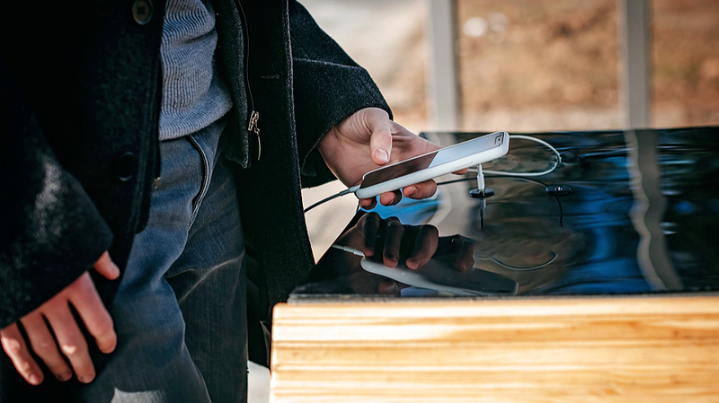 Émirats Arabes Unis alertent les voyageurs sur les risques de vol de données via les chargeurs USB publics