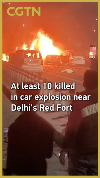 Explosion mortelle près du Fort Rouge de Delhi fait au moins 10 morts video poster