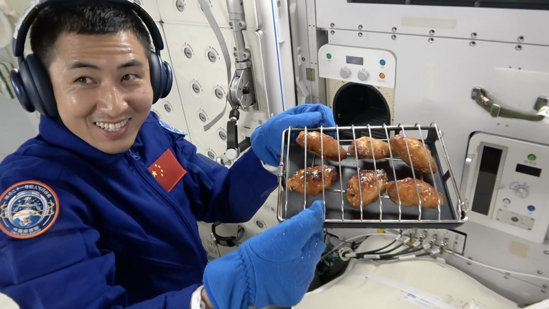 Barbecue en orbite : les astronautes utilisent un four à air chaud sur la station spatiale du continent chinois video poster