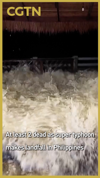 Super Typhon Fung-wong frappe les Philippines, deux morts confirmés video poster