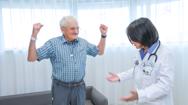 Pourquoi un médecin néo-zélandais de 78 ans a parcouru 9 000 km pour une thérapie CAR-T