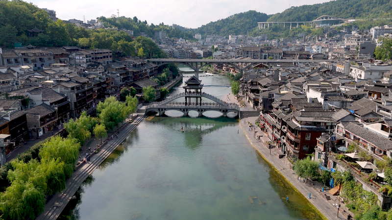 Découvrez Fenghuang : la ville d'eau intemporelle du Hunan video poster