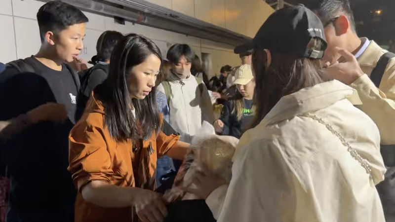 Un incendie à Tai Po suscite un élan de solidarité à Hong Kong video poster