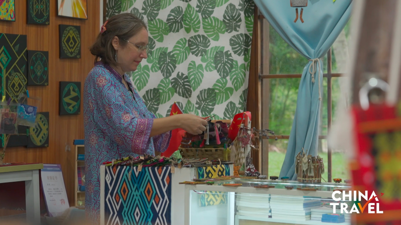 De la passion à l’opportunité : Les réformes douanières de Hainan font renaître la broderie Li video poster