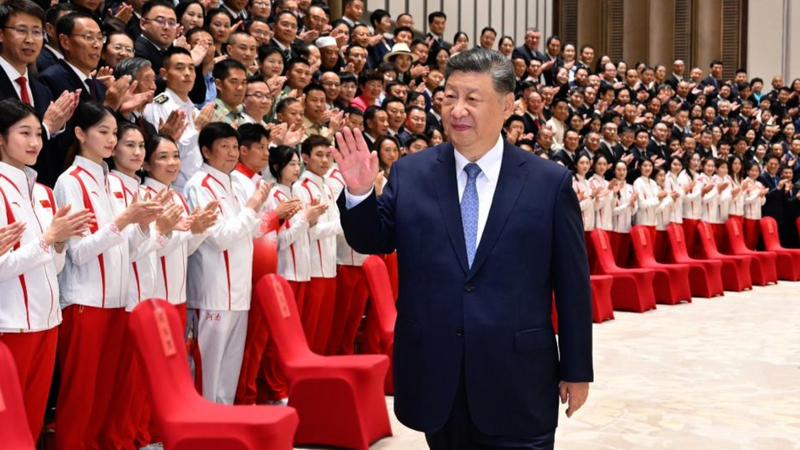Xi Jinping rencontre des héros du sport avant les Jeux nationaux video poster
