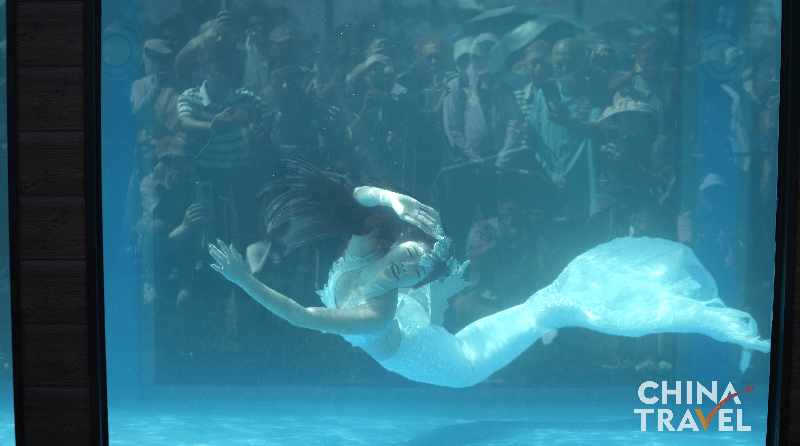 Les sirènes sous-marines volent la vedette à l'Expo Auto Eco-Camping de Hainan