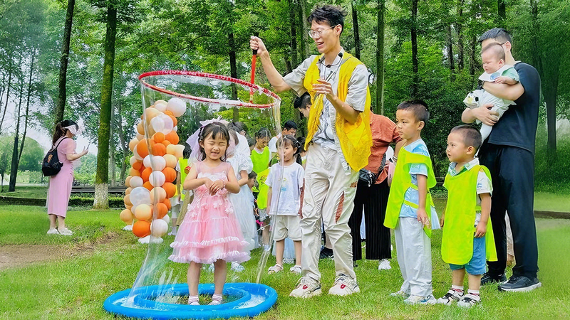 Ma Journée, Mes Droits : Donner du Pouvoir aux Enfants Abandonnés