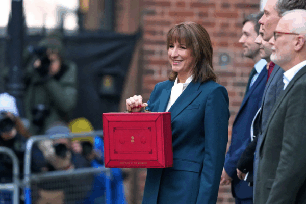 Budget audacieux du Royaume-Uni pour 2025 : Augmentations d'impôts pour réduire la dette et améliorer les services