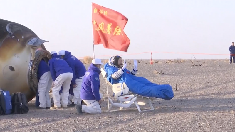La mission épique de 200 jours de Shenzhou-20 se termine par un retour triomphal video poster