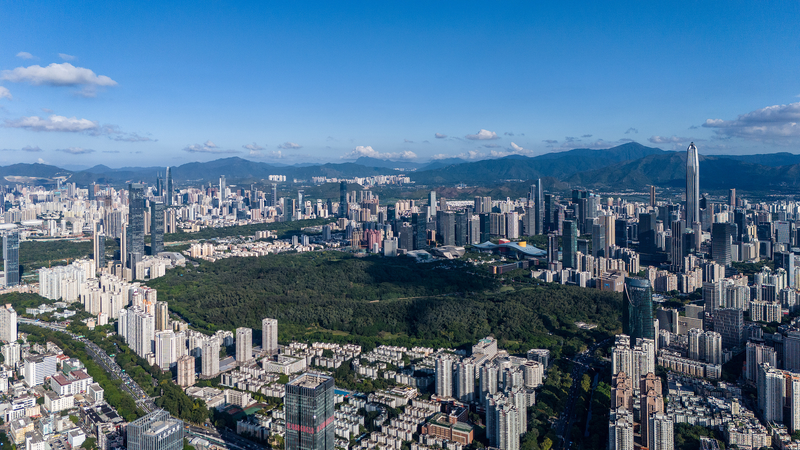 La ligne d'horizon de Shenzhen depuis la colline de Lianhua : l'énergie urbaine rencontre la nature video poster