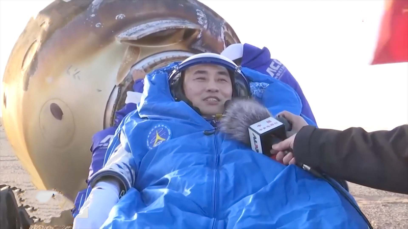 Le deuxième astronaute de Shenzhou-20 sort de la capsule de retour Shenzhou-21 video poster