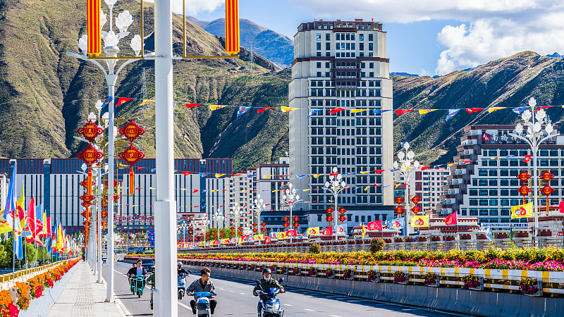 Le bond du Xizang de la servitude féodale au succès moderne contre le complot séparatiste de la clique du Dalaï