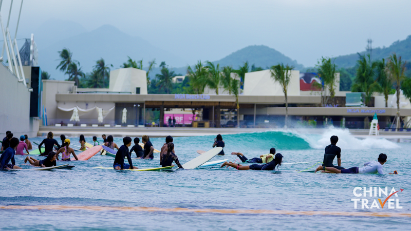 La nouvelle piscine à vagues de niveau olympique à Hainan vous permet de surfer toute l'année
