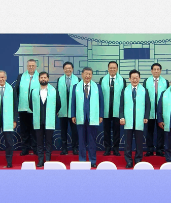 Sommet de l'APEC : Xi Jinping rejoint les dirigeants pour une photo emblématique à Gyeongju video poster