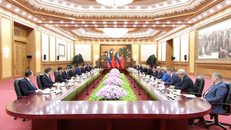Xi et le PM de Russie forgent une voie de croissance de haute qualité video poster