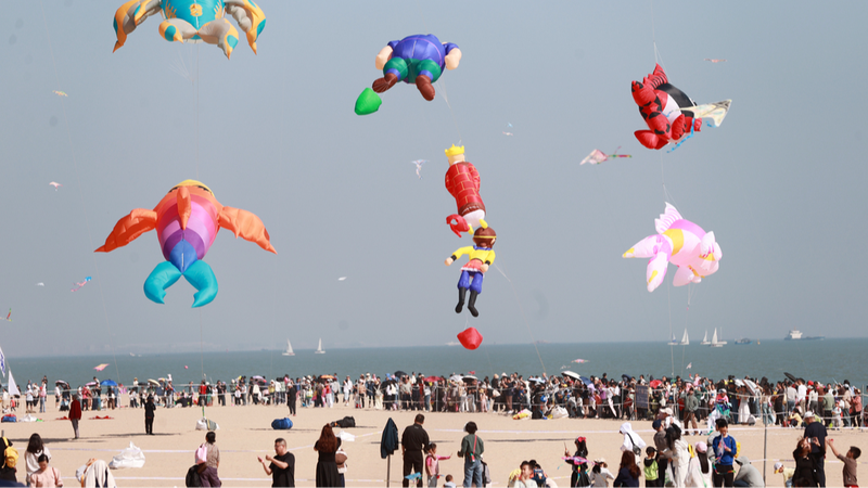 Échange de cerfs-volants spectaculaire entre les deux rives illumine la plage de Xiamen