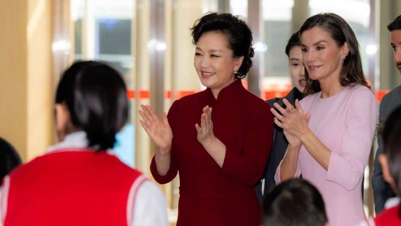 Peng Liyuan et la reine Letizia visitent le centre pour personnes handicapées de Pékin video poster