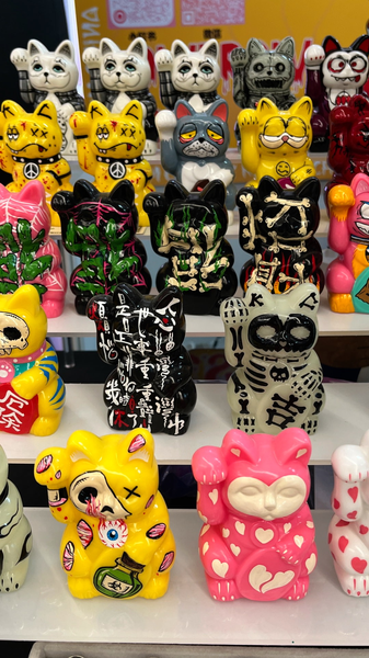 À l'intérieur des marchés monstres de Pékin : un terrain de jeu punk de collectibles étranges video poster