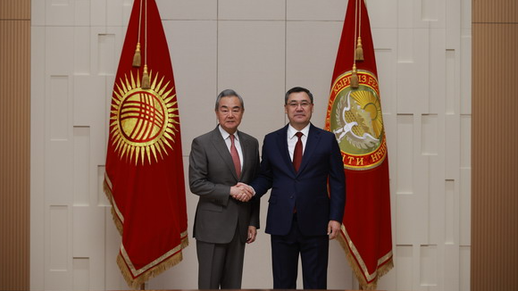 Le président kirghiz, le ministre chinois des Affaires étrangères forgent une nouvelle ère de coopération