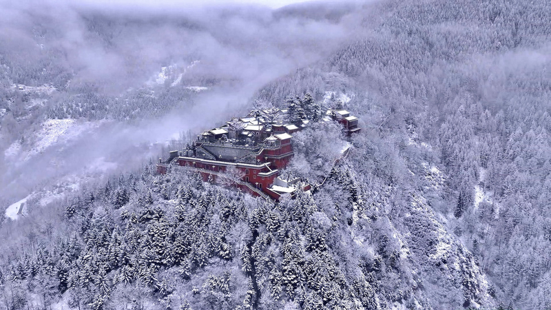 La première neige du mont Wutai transforme les temples en une scène vivante de peinture à l'encre video poster