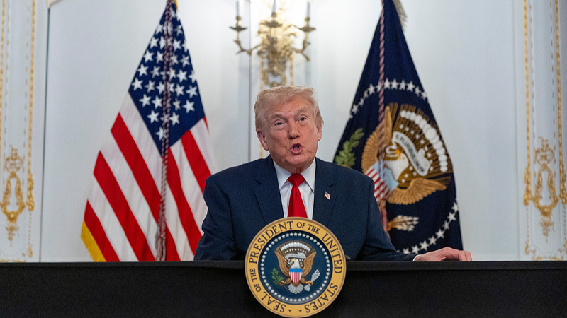 Le suspect de la fusillade de la Garde nationale accusé alors que Trump promet un gel de la migration