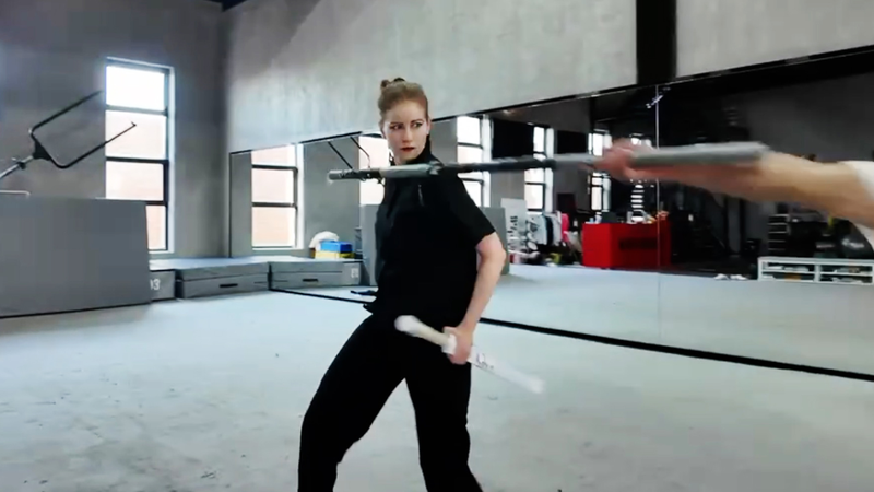 L_Est_rencontre_l_Ouest___l_actrice_Anina_Net_adopte_les_arts_martiaux_chinois video poster