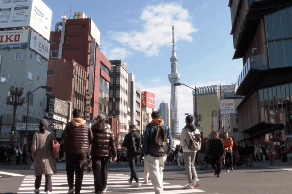 Récession du tourisme : moins de voyageurs du continent chinois frappent l'économie du Japon video poster