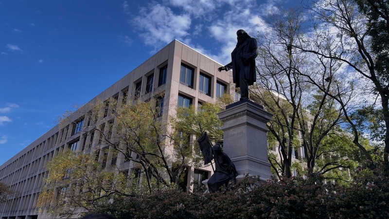 Trump pousse à restaurer les statues confédérées près du Capitole des États-Unis video poster